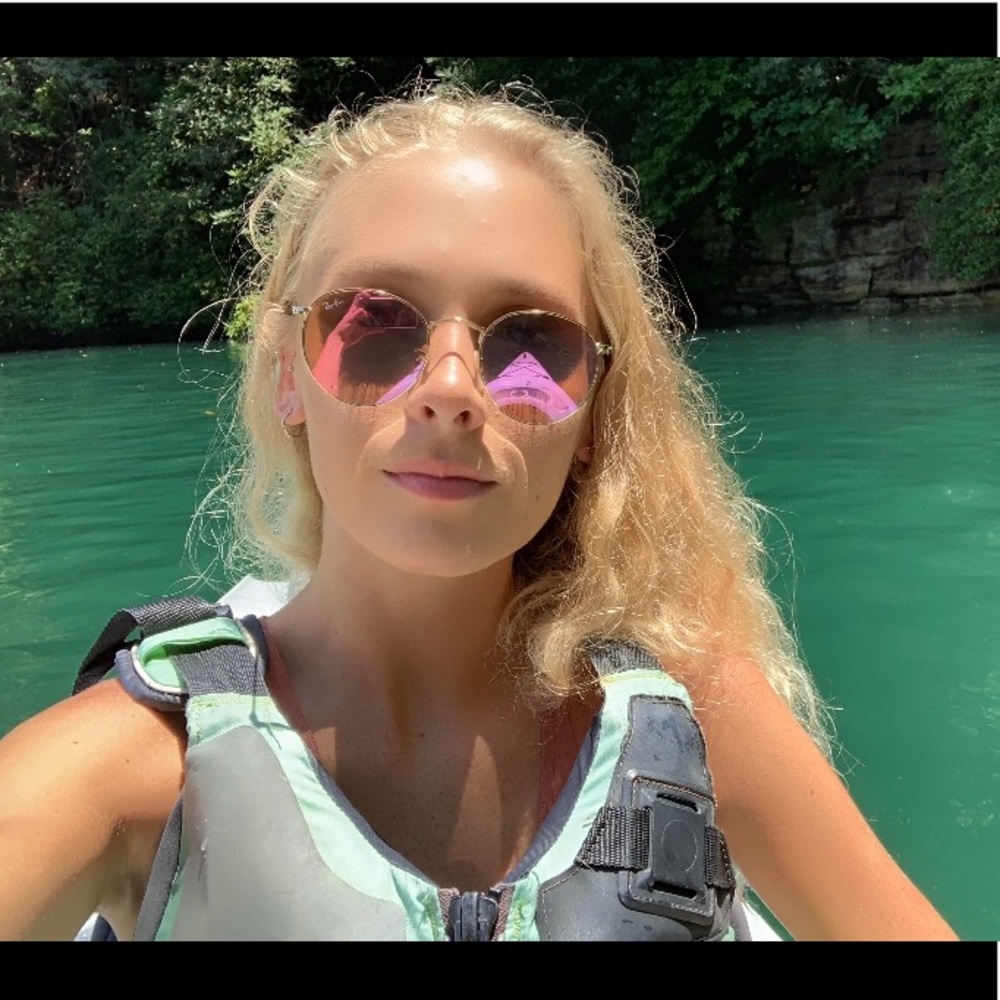 Meet your Posher, Caitlin